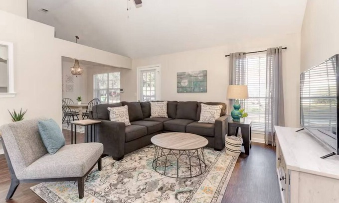 Pooler House | Heart of Pooler- Family friendly w/garage parking
