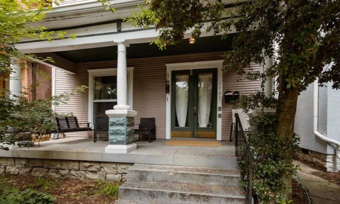 Tyler Park House | Heart of the Highlands with a Country Vibe! Large backyard.
