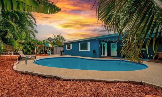Walsingham House | Heated Pool - 8 min to beach - King Beds
