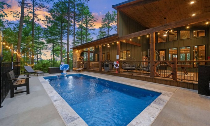 Pickens Cabin | Heated Pool, Arcade, Playground, Hot Tub, Full Size Bunks, Shuffle and MORE!