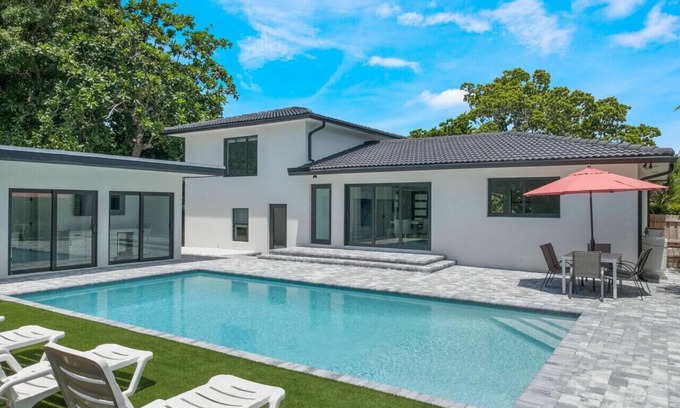 Delray Beach Apartment | Heated Pool, Hot Tub, Pickleball & Putting Green
