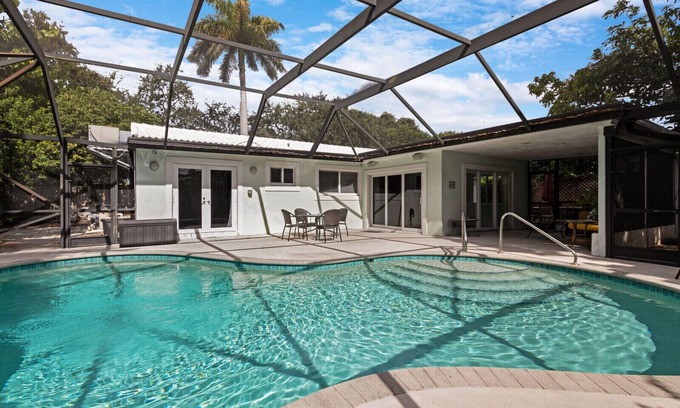 Park East House | Heated Pool I Soundproof Home I Firepit I 630Mbps
