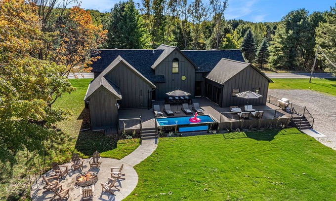 Mears House | Heated Pool. Luxe STR/game room/fire pit/privacy