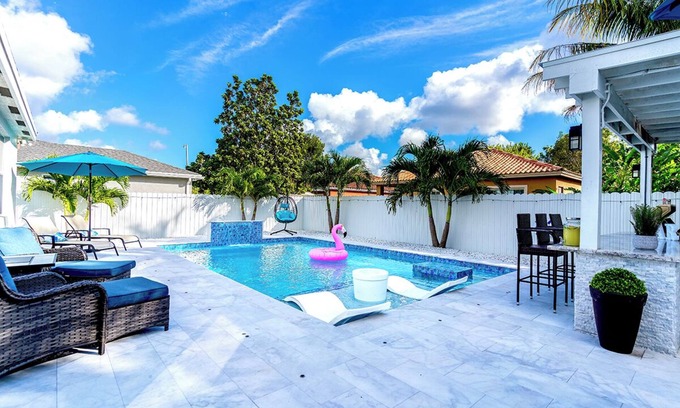 Homestead House | Heated Pool & Outdoor Bar Oasis/Games Room/Everglades