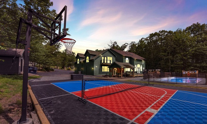 Canadensis House | Heated Pool, Sauna, HotTub, Pickleball, Basketball