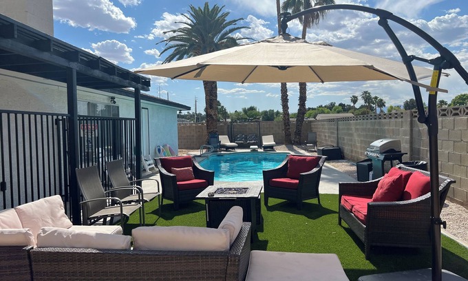 Paradise House | HEATED Pool, Spacious home 7 MIN to airport*