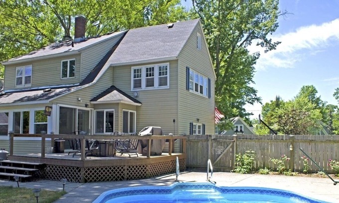 Macatawa House | HEATED PRIVATE POOL and HOT TUB near Lake Macatawa