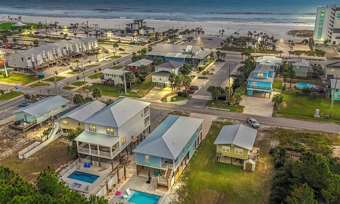 Gulf Shores House | HEATED Private Pool 🌴NEW HOUSE☀️Beach Across Street☀️Entertainment Area Outdoor TV