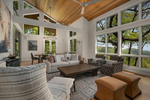 Big Canoe House | Heaven and Earth - Luxury Accomodations, Breathtaking Mountain Views, Game Rooms + More!