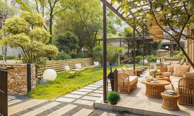 Emeishan House | Heinemann’s Guest House— With Jacuzzi & Local Family vibes