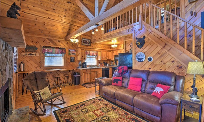 Helen Cabin | Helen Cabin w/Deck & Hot Tub < 1/2 Mi to Main St