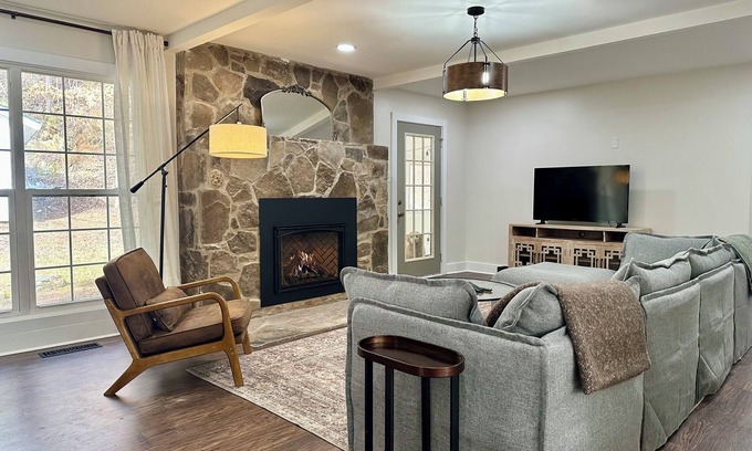 Helen House | Helen Haus 3 minutes to Downtown Helen perfect for couples, families welcome!