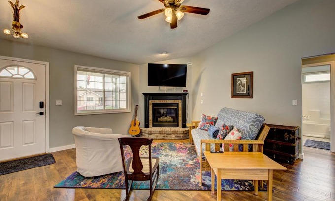 Star House | Hello Dolly! 3 beds, 2 bath, 2 TV's, Fireplace, Quiet Neighborhood in Star, ID minutes from walking trails and river views