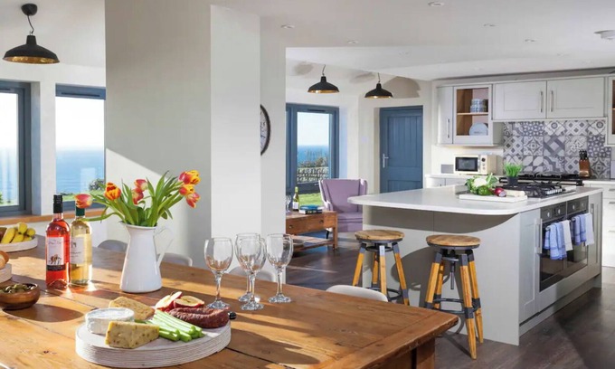 Penzance House | Hendra Cottage - LUXURY HOME WITH BREATHTAKING SEA VIEWS. DOG FRIENDLY.