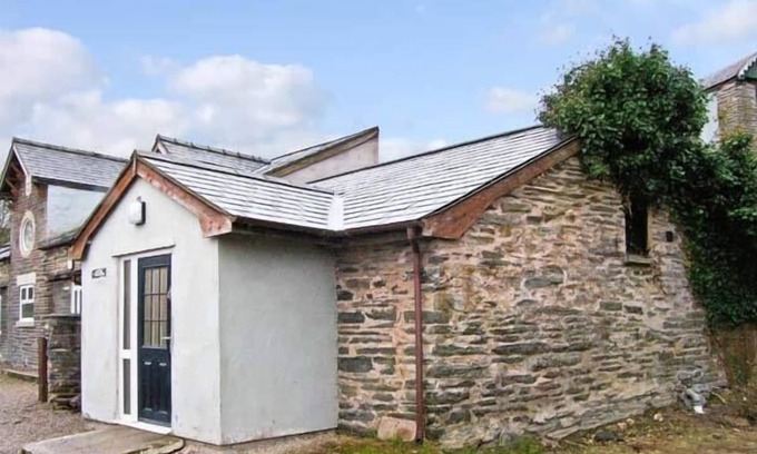 Denbigh Cottage | HENDRE ALED COTTAGE 1, pet friendly, with a garden in Llansannan
