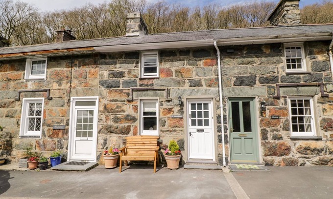 Beddgelert House | HENFRO, pet friendly, with open fire in Beddgelert