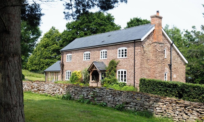 Little Cowarne Cottage | HENHOUSE FARM, pet friendly, with hot tub in Bodenham