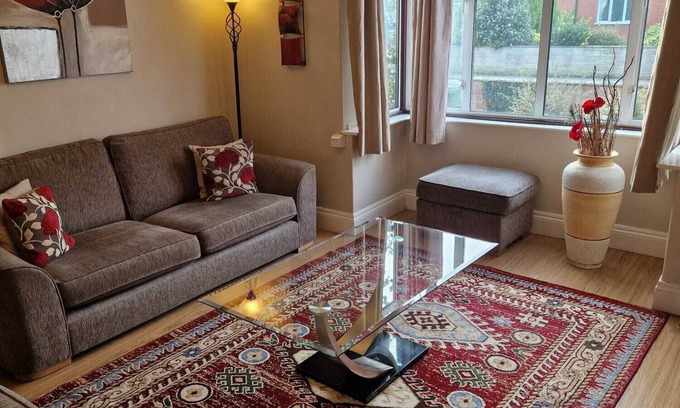 Hereford House | HEREFORD CITY – Goldcrest House: 4-Bed with Parking Near River Wye, Sleeps 7