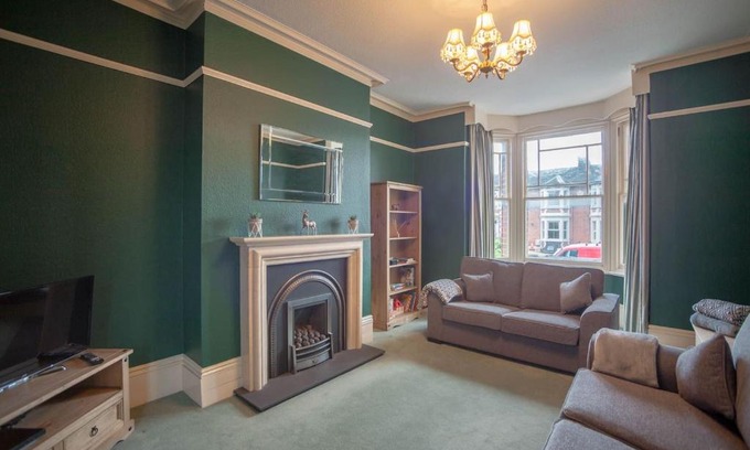 Hereford Apartment | Hereford - Falcon House - Spacious 5 Bedroom House With Games Room - Sleeps 14 Guests - Great Property For Family & Friends Gathering Together - Hosted by RENTMYHOUSE