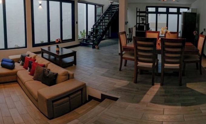 Jocotenango House | Hermosa casa, con Parqueo propio, Ideal para pasar momentos en familia o pareja.