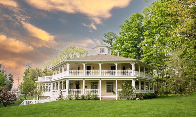 Pentwater Bed & Breakfast | Hexagon House Bed and Breakfast