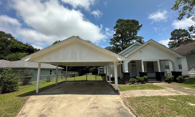 Texarkana Cottage | Hickory House - 4 Bedrooms - Sleeps Up To 8