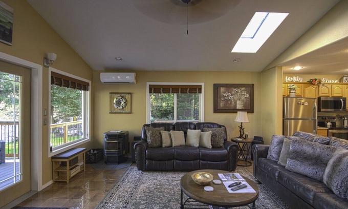 Crescent City House | Hidden gem vacation home on Smith River! 15min from Ocean & Redwoods State Park!