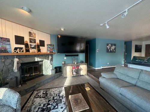 Fairbanks Villa | Hidden Lakefront Villa