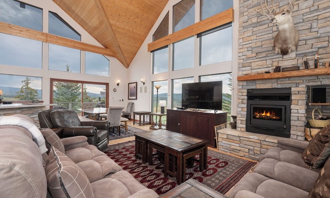 Tabernash House | Hidden River Ranch private hot tub, rustic private location