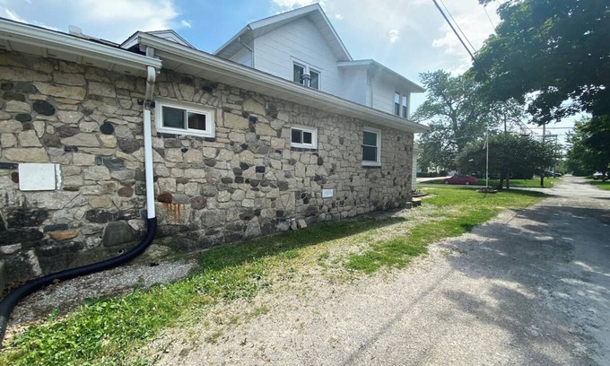 Port Clinton Apartment | Hidden Studio Retreat + Walk to Jet Express+Dining