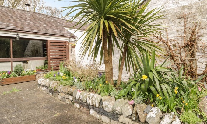 Llanbedr Cottage | HIDEAWAY, family friendly, with a garden in Llanbedr