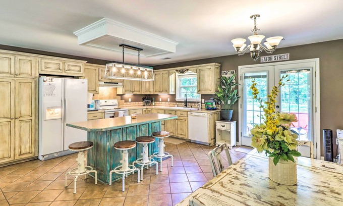Higden House | Higden Home w/Furnished Porch, Spacious Yard