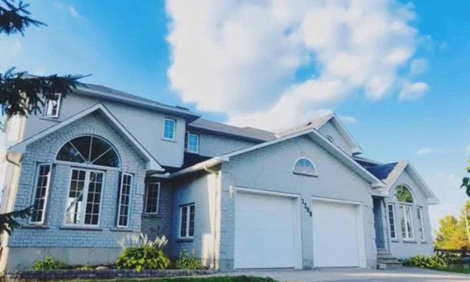 Gatineau Apartment | HIGH-END 2-Level Apt in Exclusive & Quiet Location - With POOL