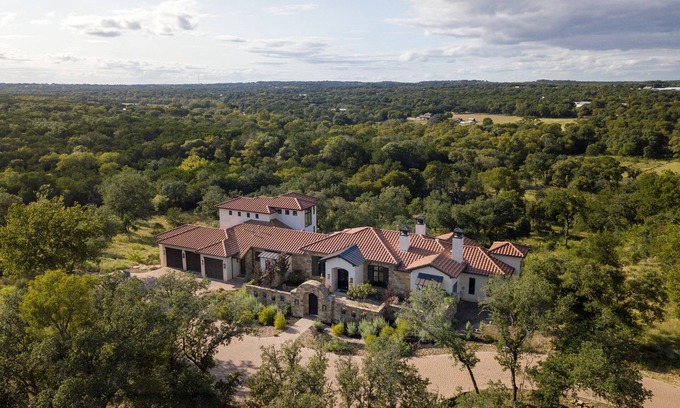 Austin House | High-end Home on 33 Acres to Roam, Short Drive to Downtown.