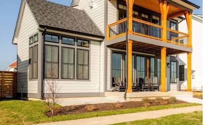 Saint Joseph House | High End Home on Water & Pool! 7 night minimum. Sunday to Sunday