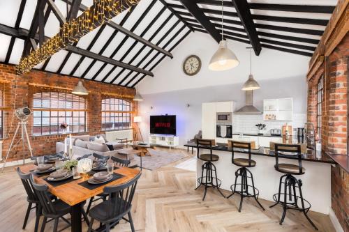 Birmingham City Centre House | High End Luxury Townhouse in JQ, 4 Bedrooms, Flat screen TV in all rooms, Free Parking, Near Birmingham City Centre DEPOSIT REQUIRED