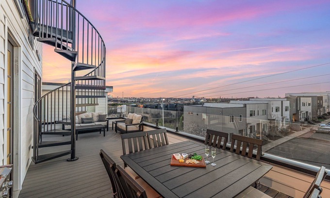 Katie Hill Neighborhood Cottage | High Note-2 Rooftop Decks-3 Mins to Broadway