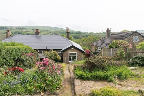 Furness Vale House | High Peak 5-Star Haven Gardens, Parking & WiFi