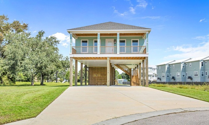 Long Beach House | High Tide Beach House|Sleeps 8|Beach View|Your Gulf Coast Dream Awaits!