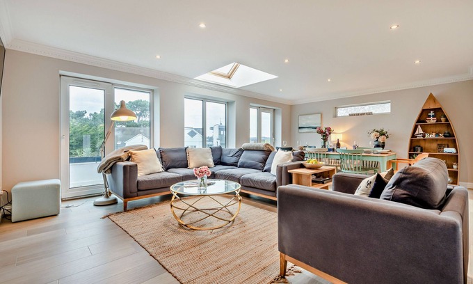 Sandbanks Villa | High Tides Elegant & Modern 4-Bedroom Villa in Sandbanks