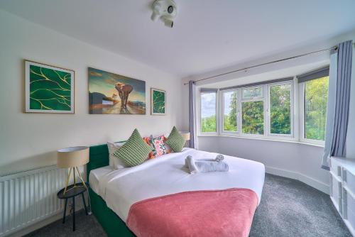 High Wycombe House | High Wycombe Stays Modern 4 Bed, 2 Bath Home with Garden Sleeps 9