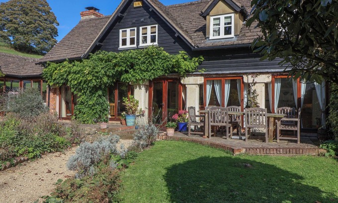 Painswick Cottage | HIGHGROVE BARN, pet friendly, character holiday cottage in Painswick