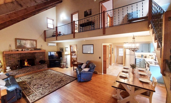 Franklin Cabin | Highlands/Lake Glenville Area-Hot Tub-Mtn Stream-WIFI-Seclusion