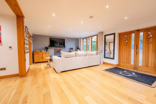 St. Brides Netherwent Villa | Highview House, Llandevaud
