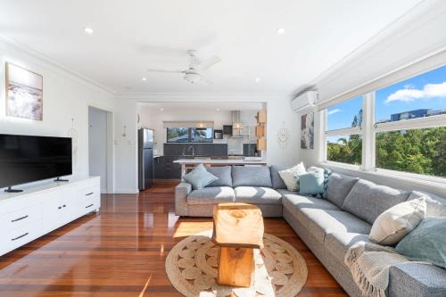 Urangan House | 'Highview' Queensland Coastal Charm steps from Beach