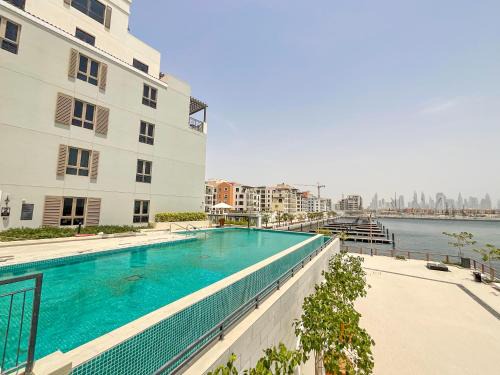 Dubai Apartment | HiGuests - Stylish Waterfront Retreat With Balcony in La Mer