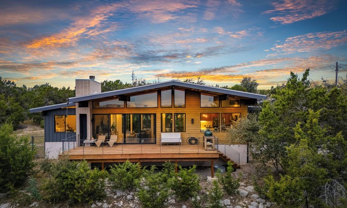 Barton Hills House | Hill Country Haven Forest Views Fire Pit Guesthouse