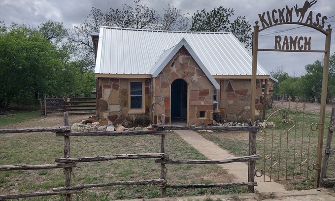 Goldthwaite House | Hill country Home close to Everywhere