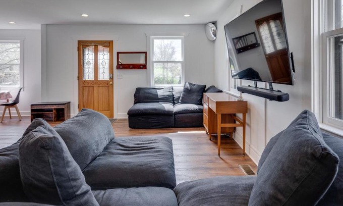 Hillsboro West End House | Hillsboro Village Hideaway