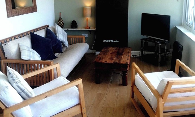 Mundesley House | Hillside 2 bedroom holiday bungalow, sleeps 6, south facing, 5 min walk to beach